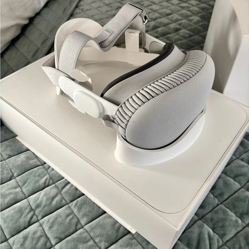 Apple Vision Pro in White with Cushioned Accessories